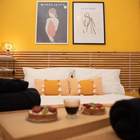 Апартаменти Retro Boutique Apt W Balcony In Historical Area *
